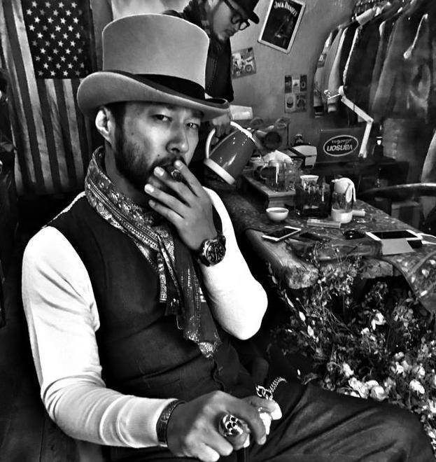 这一幕也被粉丝调侃太真实,毕竟谭凯胡子形象太深入人心.