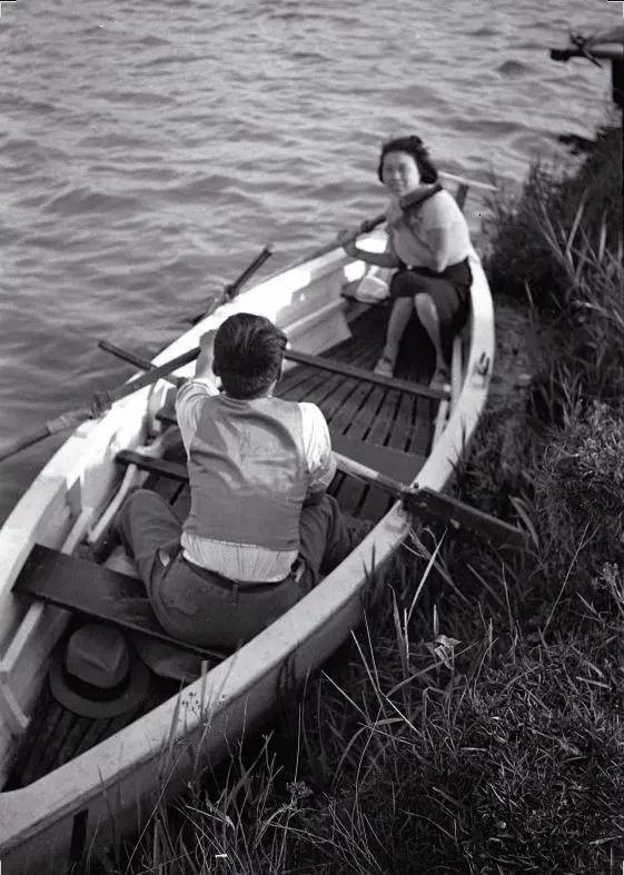 但是陈蕴珍不会划船,她和巴金坐在一条小船上,望着划得满头大汗的巴金