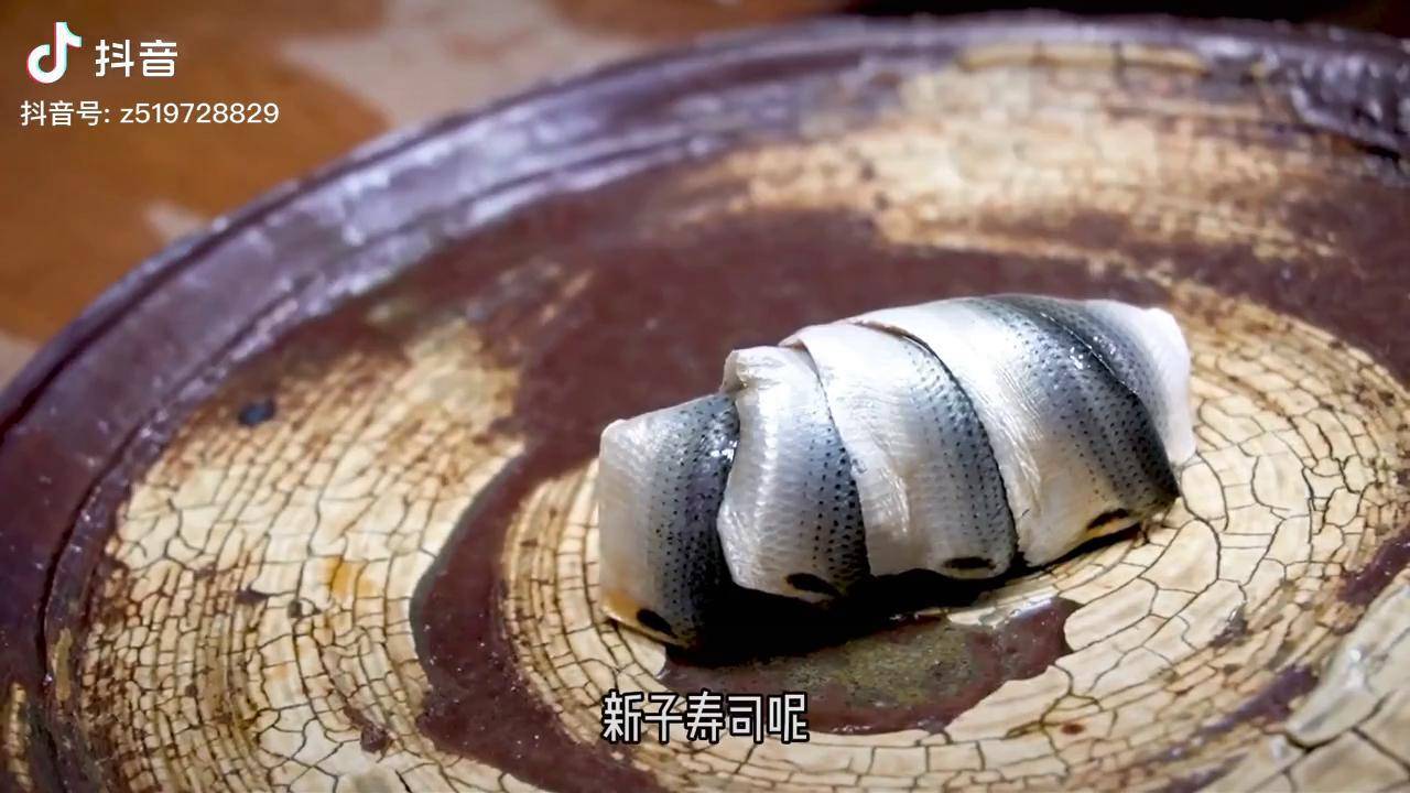 新子-一贯寿司上有着十几条小鱼 新子 寿司 鱼 日料_小鱼