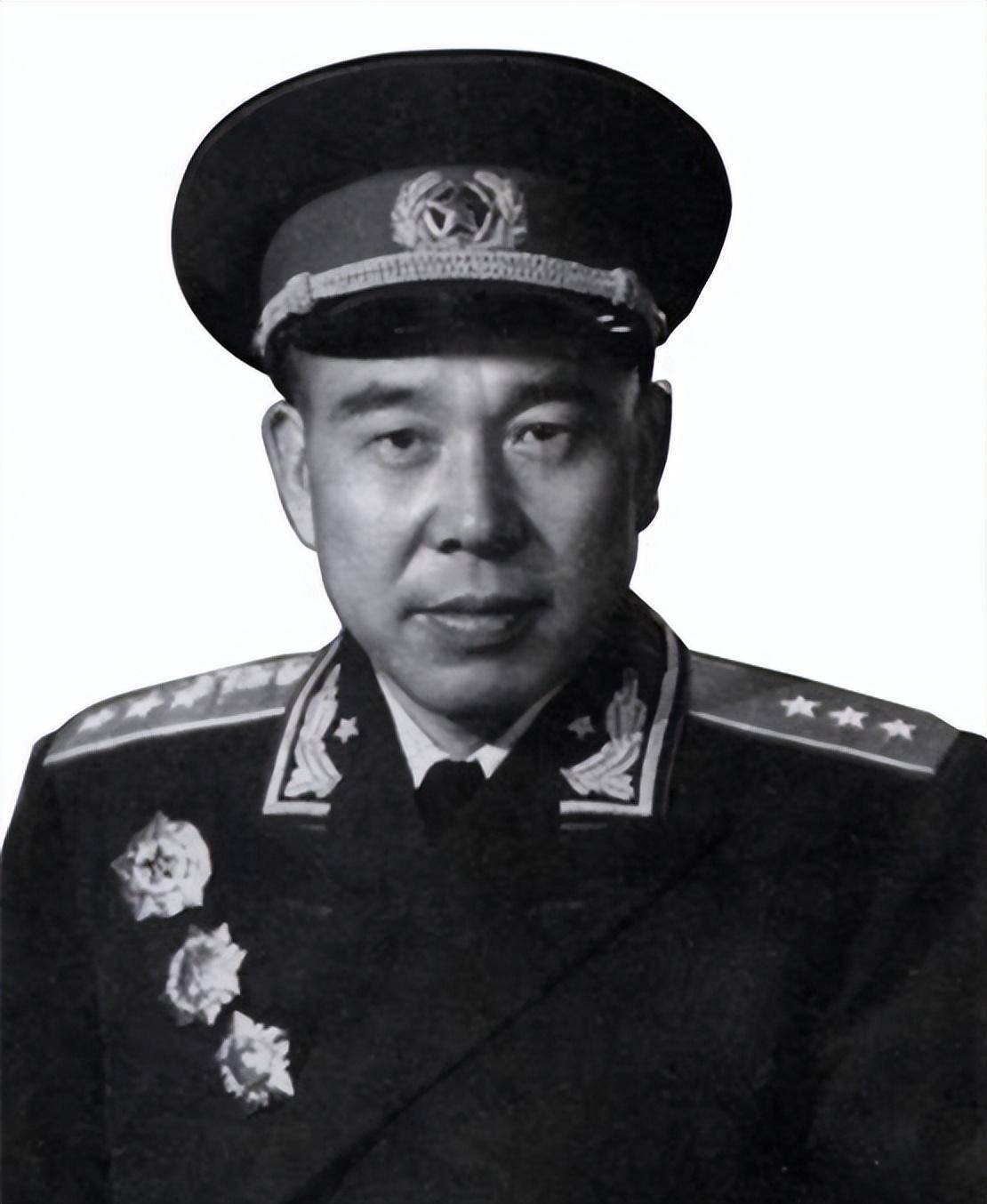 前妻项辉方在黄永胜去世后经常去青岛,看看他最后生活过的地方.