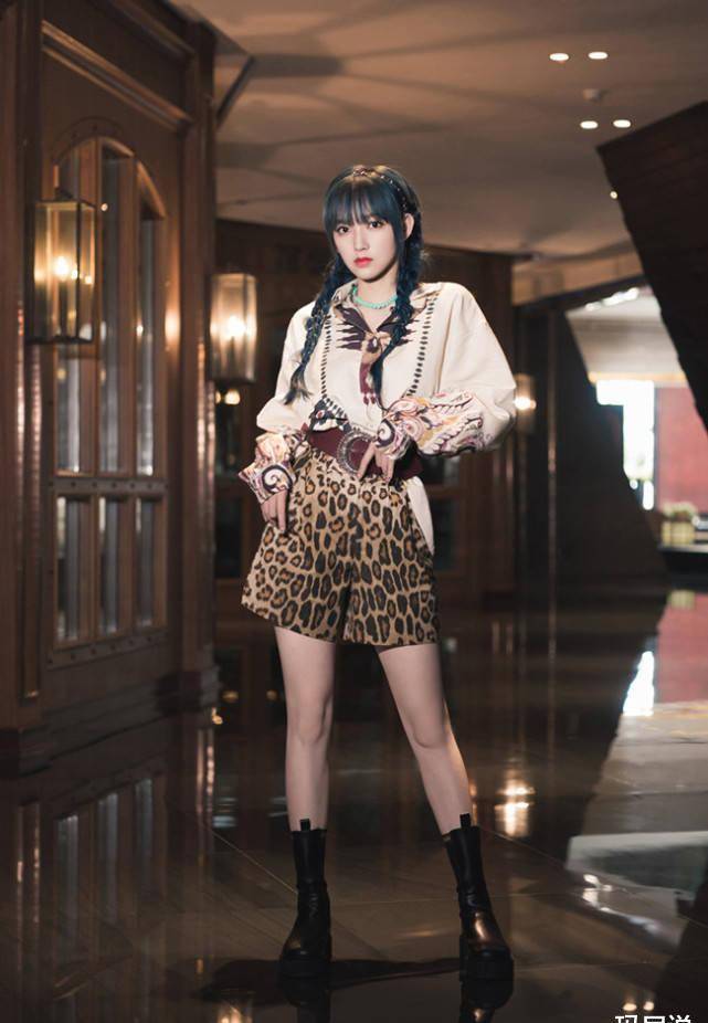 马丁靴不吃香了,程潇的"可乐鞋"火了,穿上轻松显高5cm!