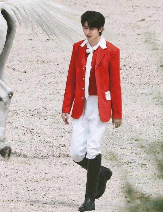 蔡徐坤"下车"被粉丝抓怕,去掉十级美颜和滤镜,这腿长太绝了_身材_颜色