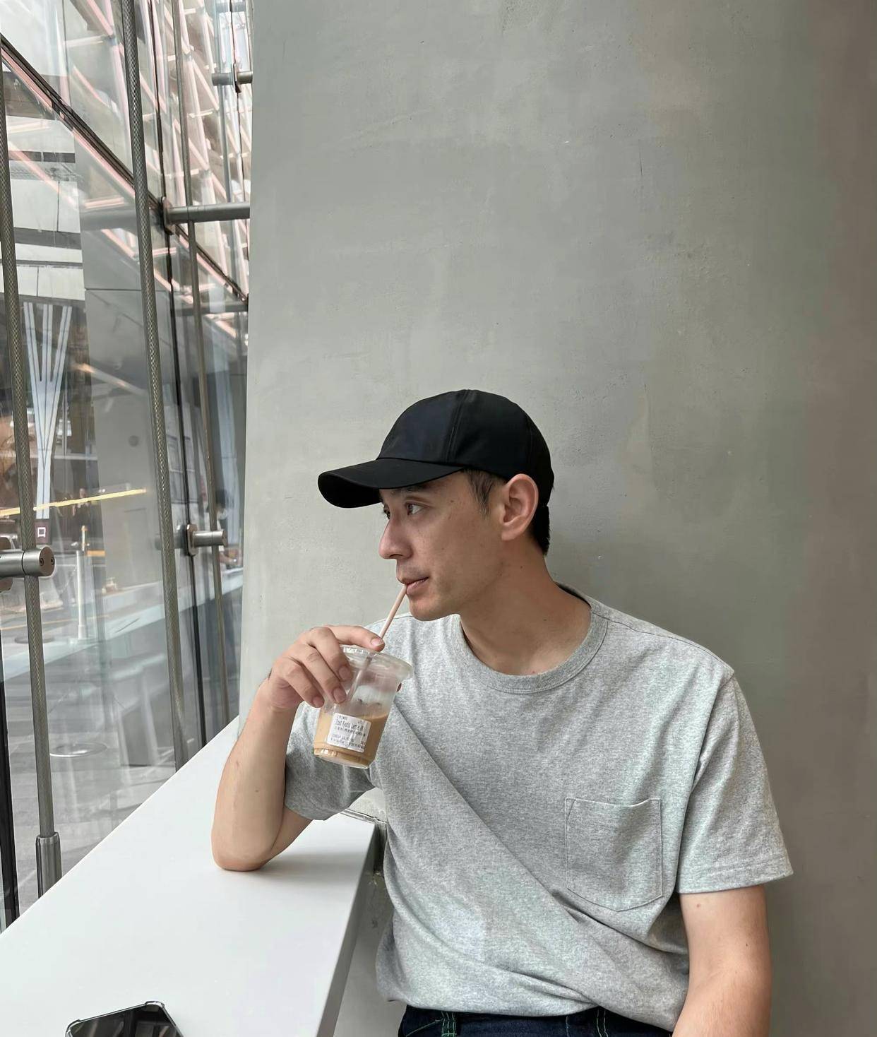 而且李光洁的身材保持不错人到中年也没有一点发福的迹象小腹平坦无