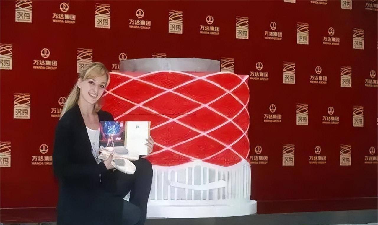 2013年,唐琮洋和塔雅正式在唐琮洋的老家成都结了婚.