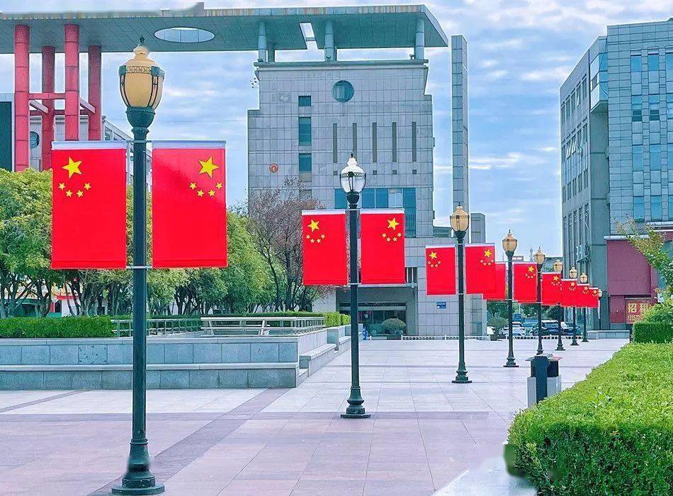 走進丹陽的公園廣場,一面面五星紅旗隨風飄揚,放眼望去一片片