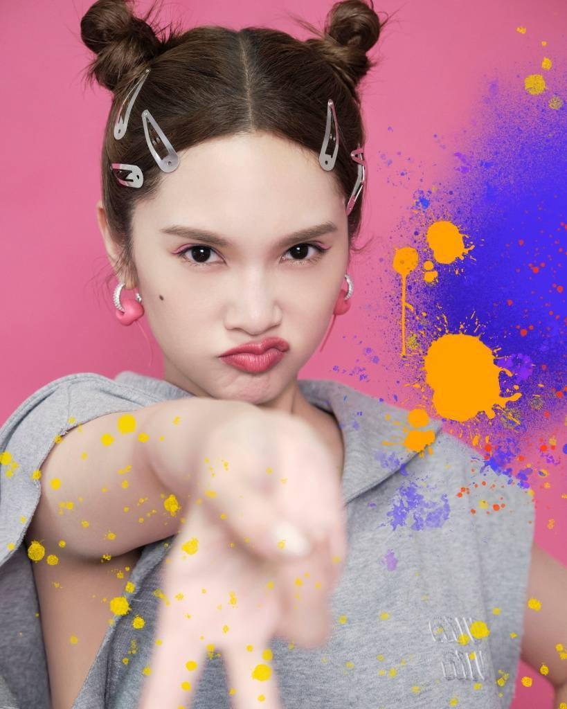 杨丞琳《沸腾校园》双丸子头造型释出 对镜摆鬼马造型精灵可爱_杨丞琳