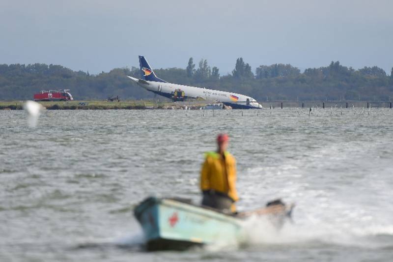 现场：波音737货机降落时一头扎进湖里，法国一机场关闭