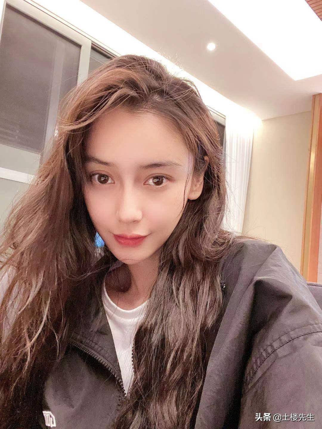 黄晓明妻子杨颖这天分享了自拍照,还说这是西方节日,自己是南方人,但