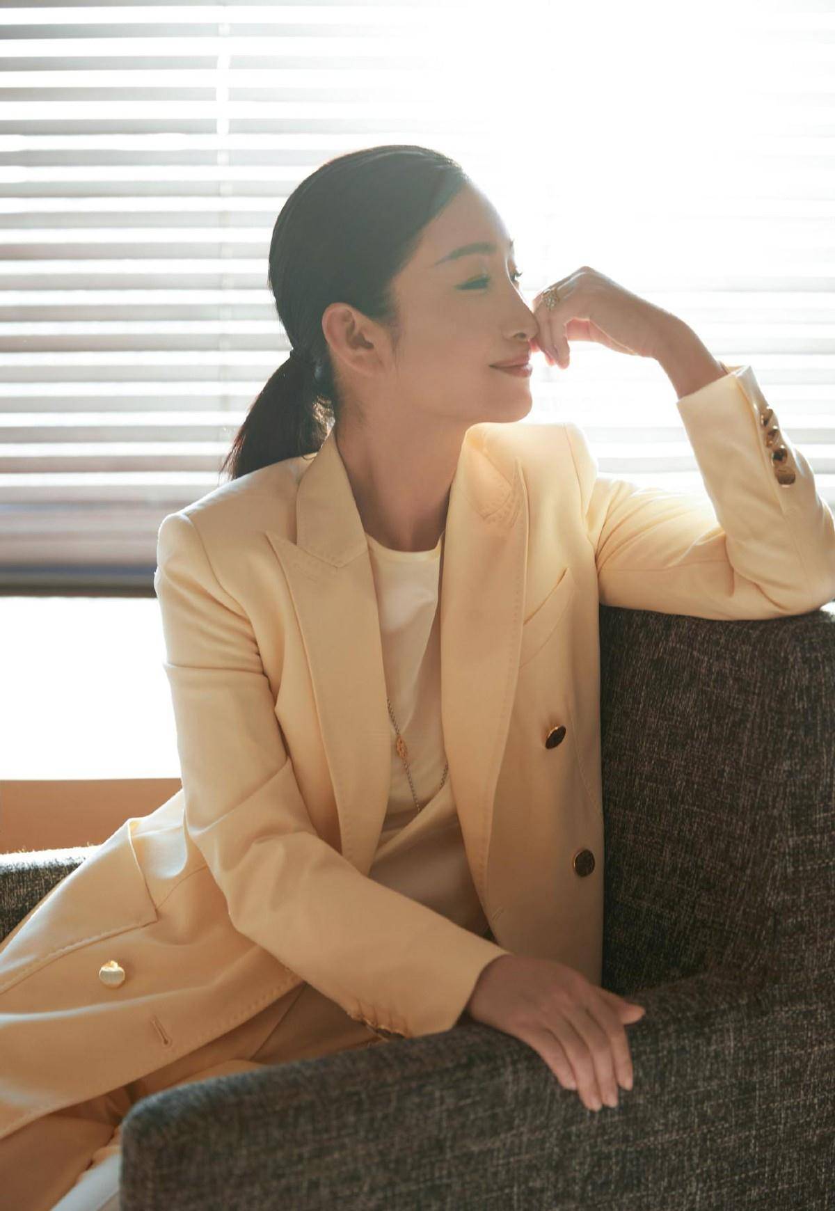 43岁秦海璐穿搭好显气质,卡其色大衣温柔优雅,红唇黑发太有气场_时尚