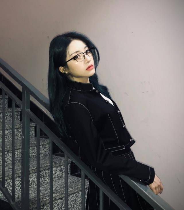 有种"整容"叫喻言戴眼镜,本以为很有违和感,哪知真人a到爆_样子_白色