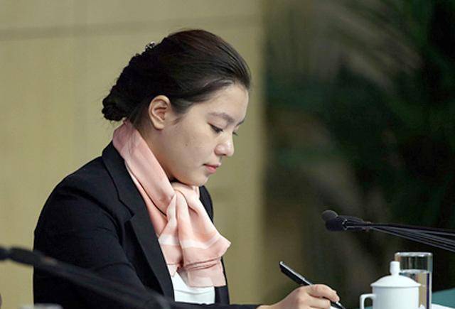 因颜值走红,却是通过才华让大家记住了她_姚梦瑶_翻译官_成功