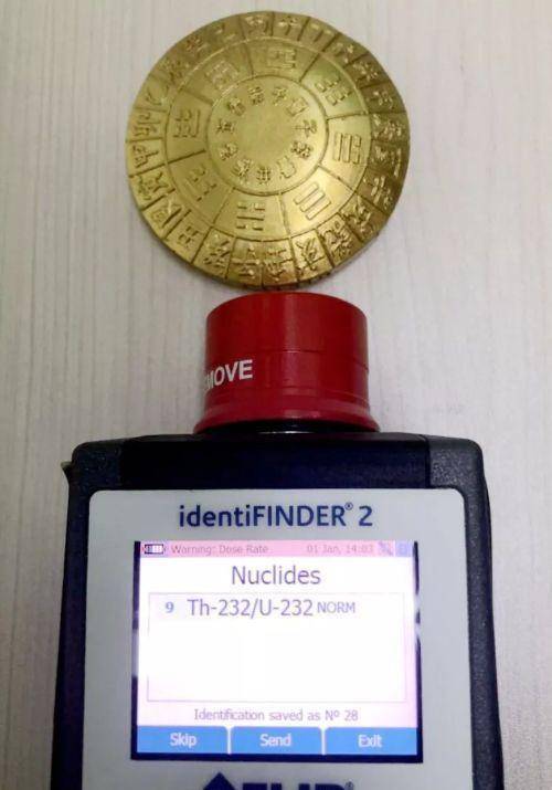 19年大连机场辐射仪突然报警,海关拦下海归女,搜出物