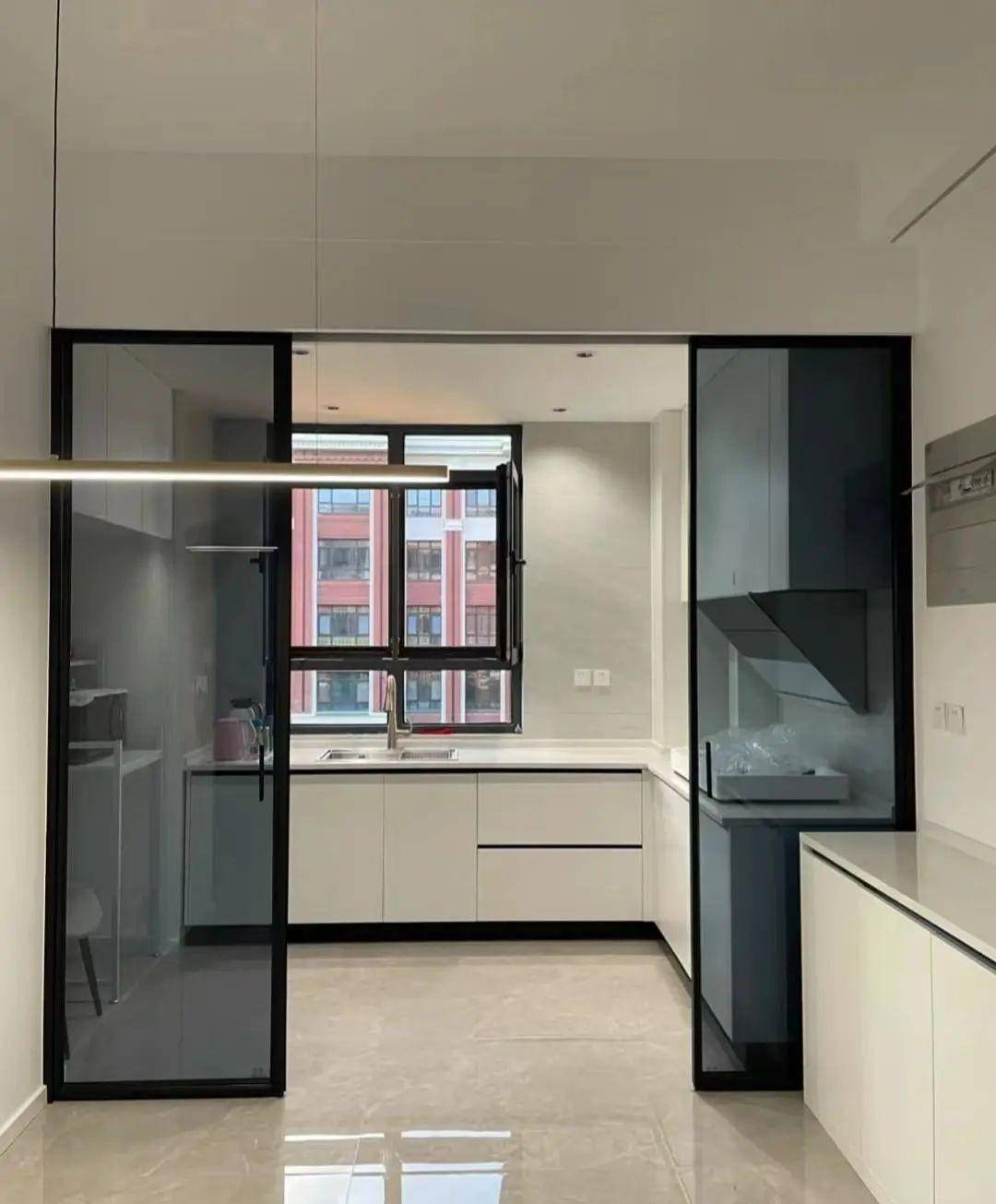 厨房到底选吊轨门好,还是地轨门好?