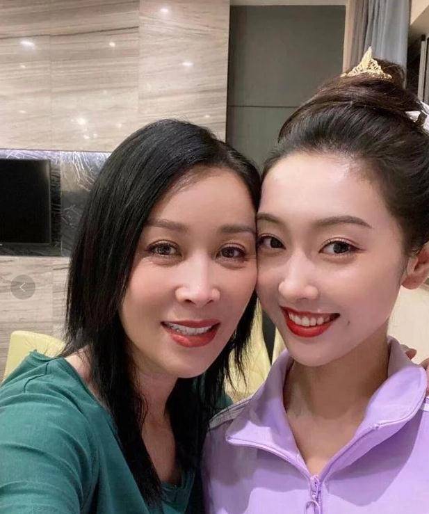 那英和小23岁女星贴脸合照,皮肤太美看不出年龄差!