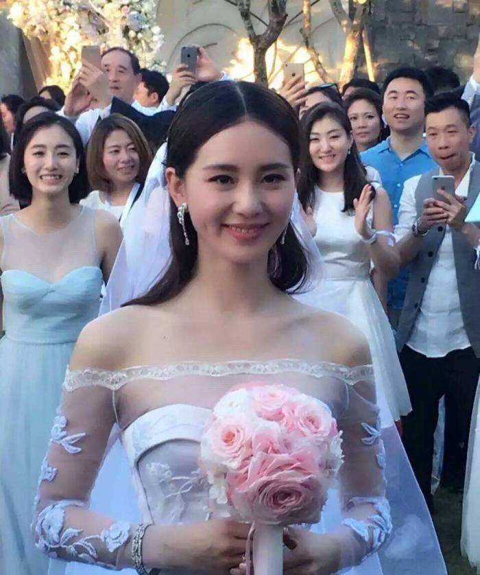 看到全家福后,网友:怀疑人生_刘诗诗_气质_母亲