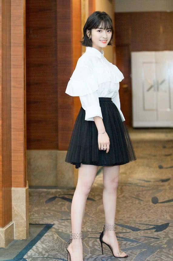 虽然沈月身材不算很好,但是她只要穿上高跟鞋看起来还是很不错的!