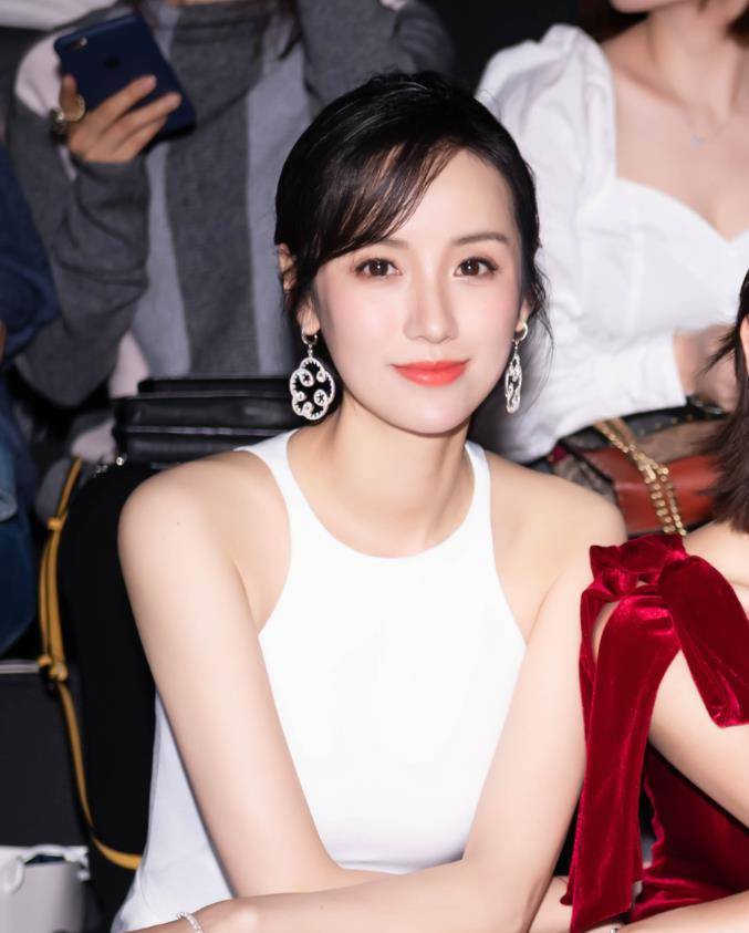 而大美人吕一的老公--钱泳辰,不仅长相俊朗帅气,就连身高也丝毫不逊色