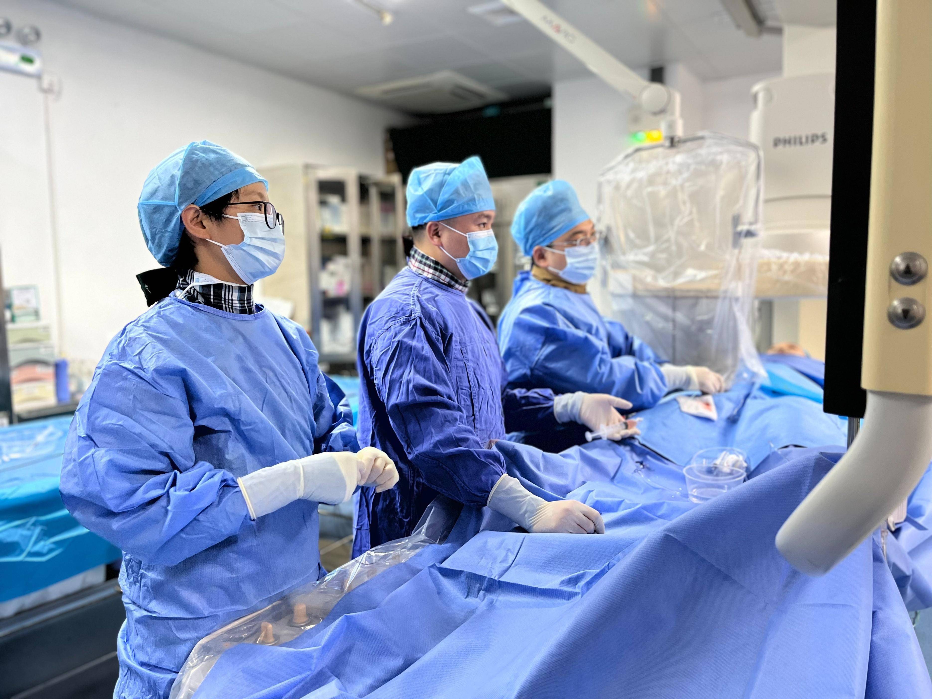 20分钟的微创手术非常成功,将心脏的"漏洞"完全封堵,第二天小王就能