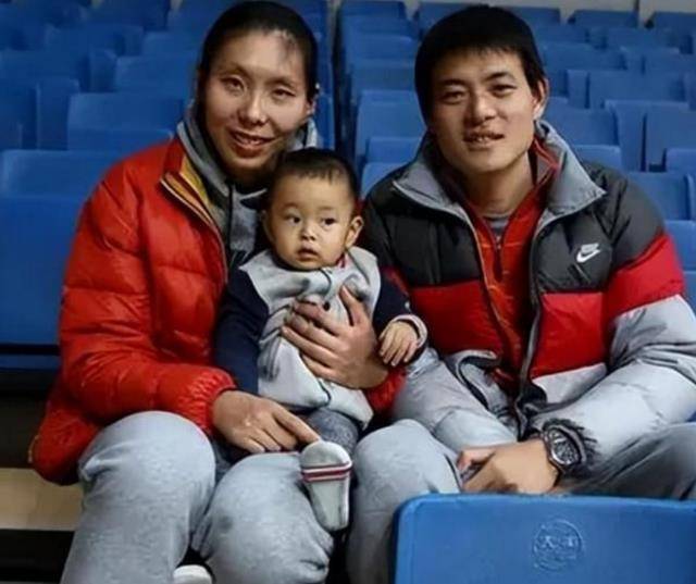陈楠:号称女篮传奇中锋,嫁给2.04米竹马,产后退役,目前情况如何?