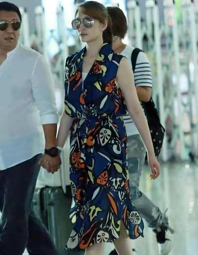 李小冉中年发福,穿大妈碎花裙携夫走机场,圆润身材和姐夫真般配