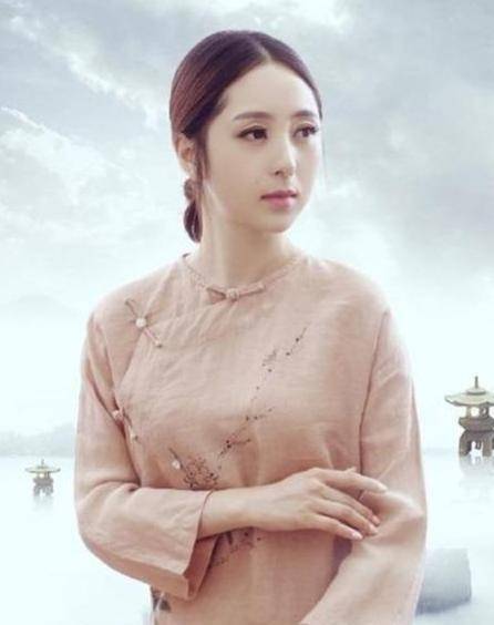 郭津彤同样是一名唱歌很好听的歌手,她也有很多代表作《千古美人》