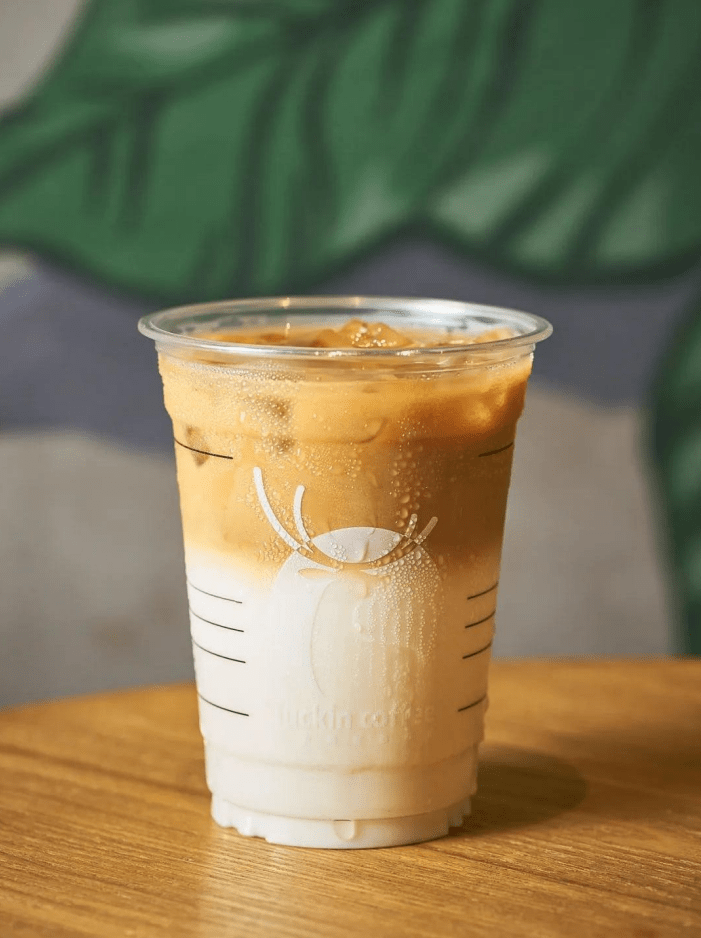 瑞幸青森苹果丝绒拿铁:酸甜果香搭配丝滑奶咖,喝出秋日氛围感~_经典