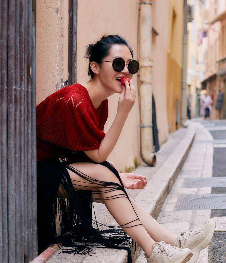 许晴的时尚小姑娘也跟不上,帽子直接戴两顶,阴阳色靴子当裤子穿_look