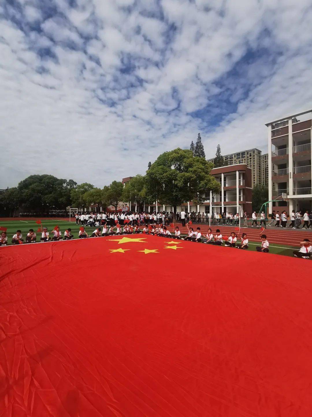 盐城小学举行"喜迎二十大 童心永向党"之"百万学生面向国旗宣誓"的