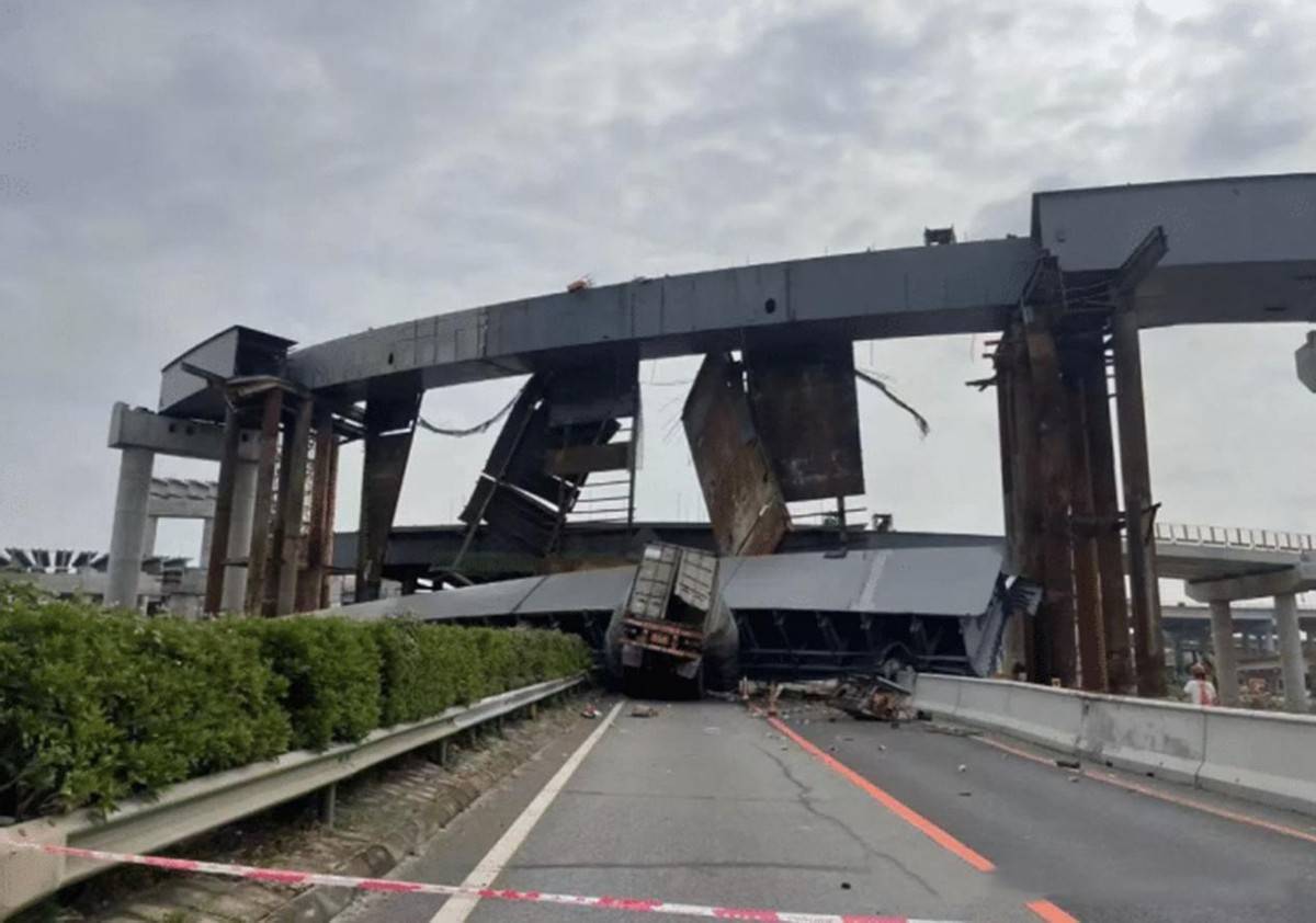广东一在建高架桥突然坍塌,货车被压扁1人受伤