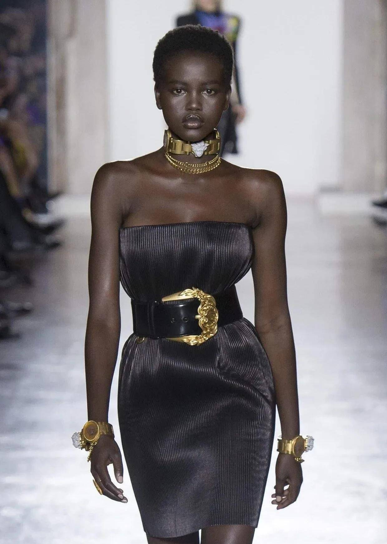 时尚秀场上的黑珍珠,腰短腿长,她们真的会发光,黑到极致是闪亮_黑人