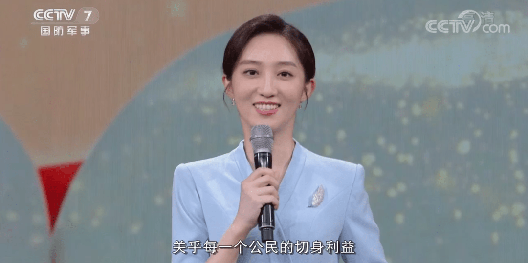 从上海电视台离职进入电视,周瑜搭档康辉主持展现过硬实力