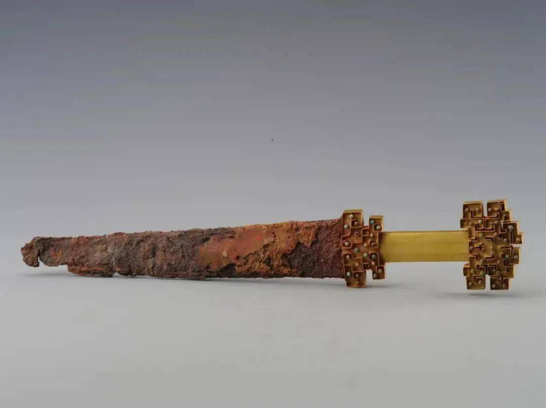 "秦剑之星"——嵌绿松石蟠虺纹金柄铁剑_秦国_宝鸡市_墓葬