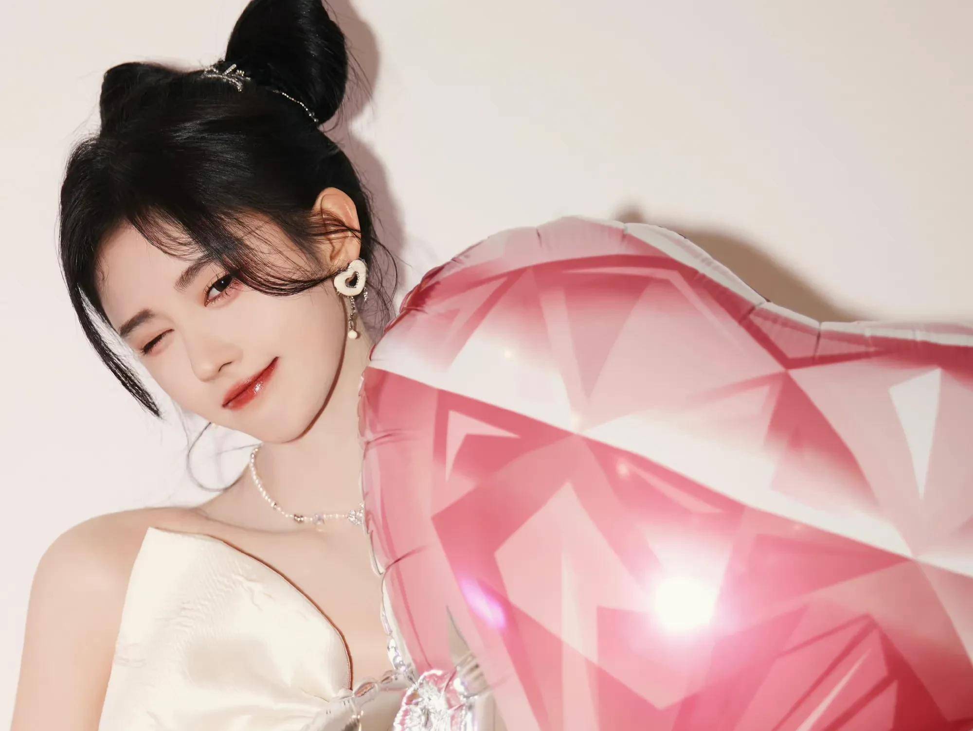 很多美妆博主都在研究鞠婧祎的妆容,发型,然后制作仿妆,发型教程.