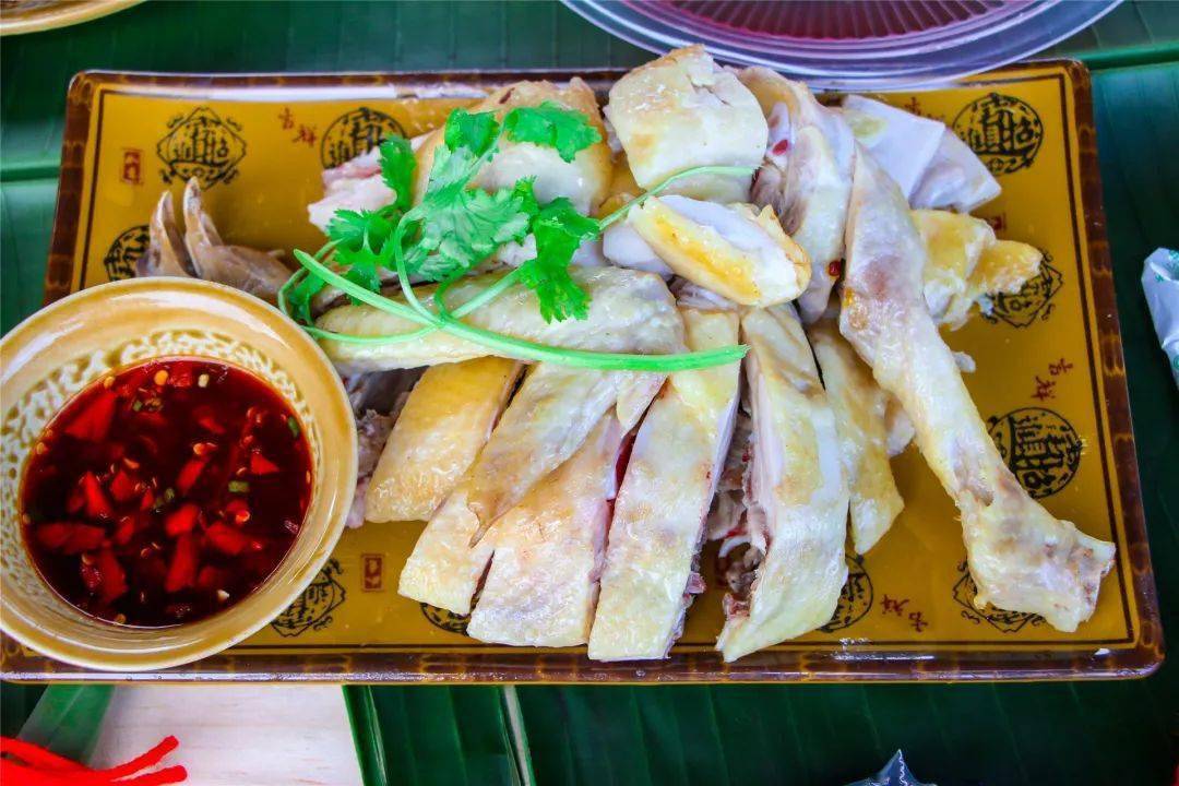 肉細味鮮,營養豐富的瑤山雞,以瑤山豬為原料製成的香甜可口的香腸