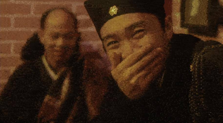 除了上面的两个经典镜头,还有罗家英说"世事难料",扔下假发,和周星驰