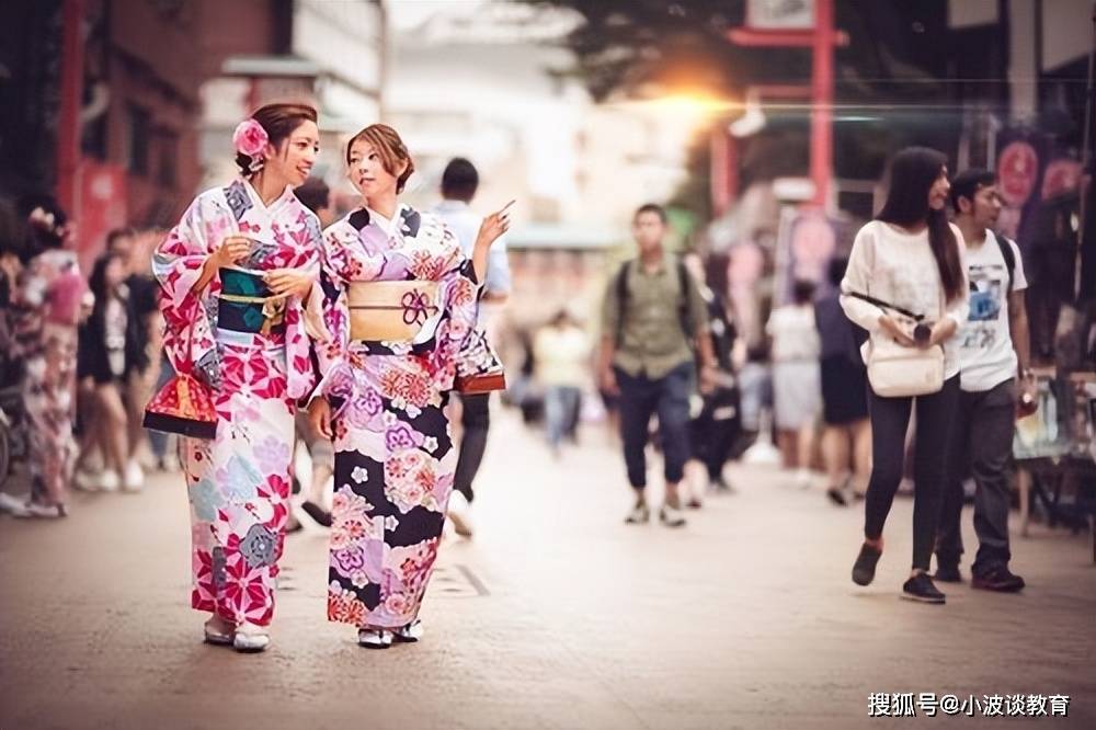 湖南一女子：穿和服进店就餐，被热心市民狂怼，网友：干得漂亮！