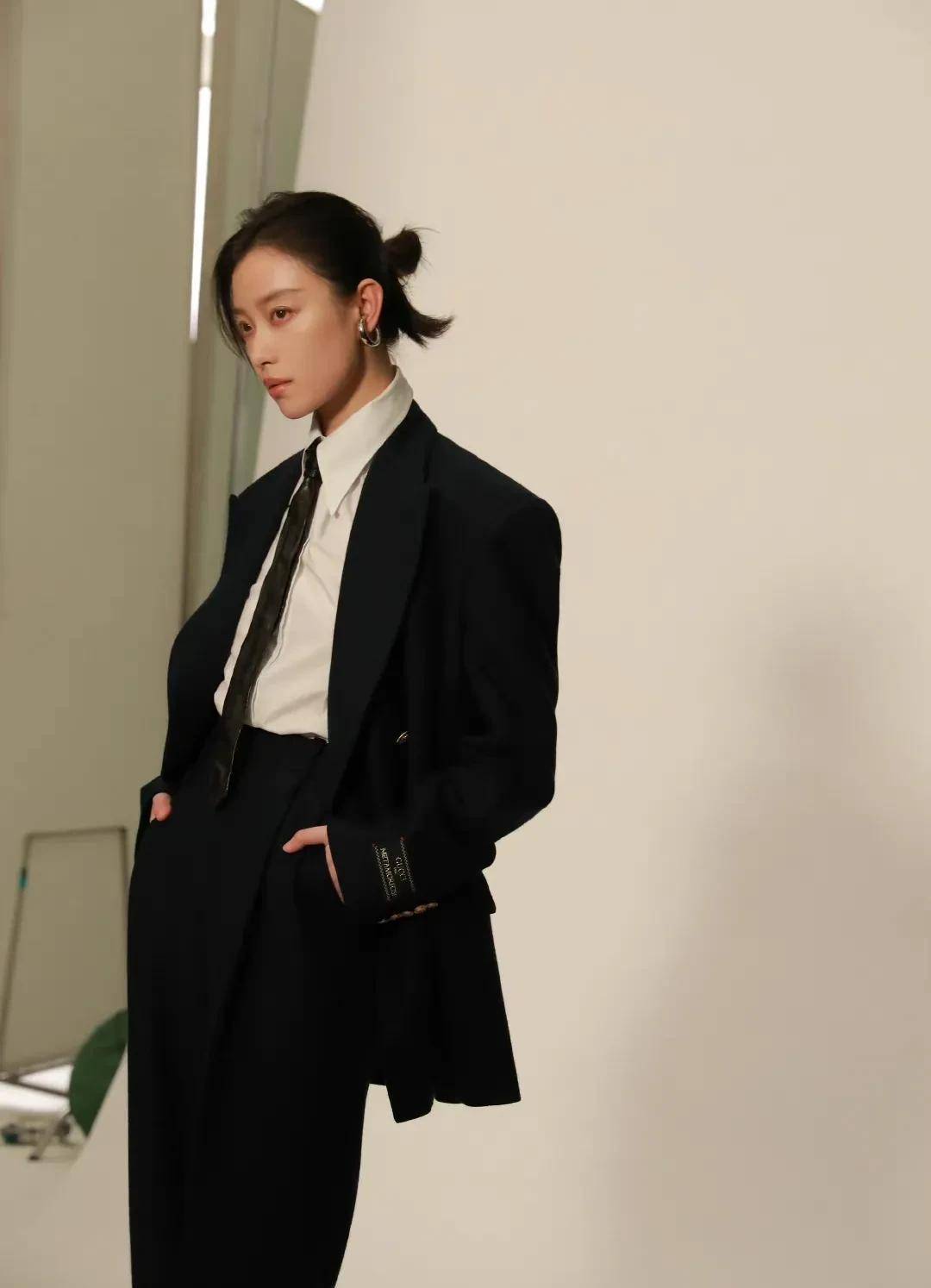 看完倪妮的西装大片,你只想老老实实,安安静静,做个"西装控"_时尚