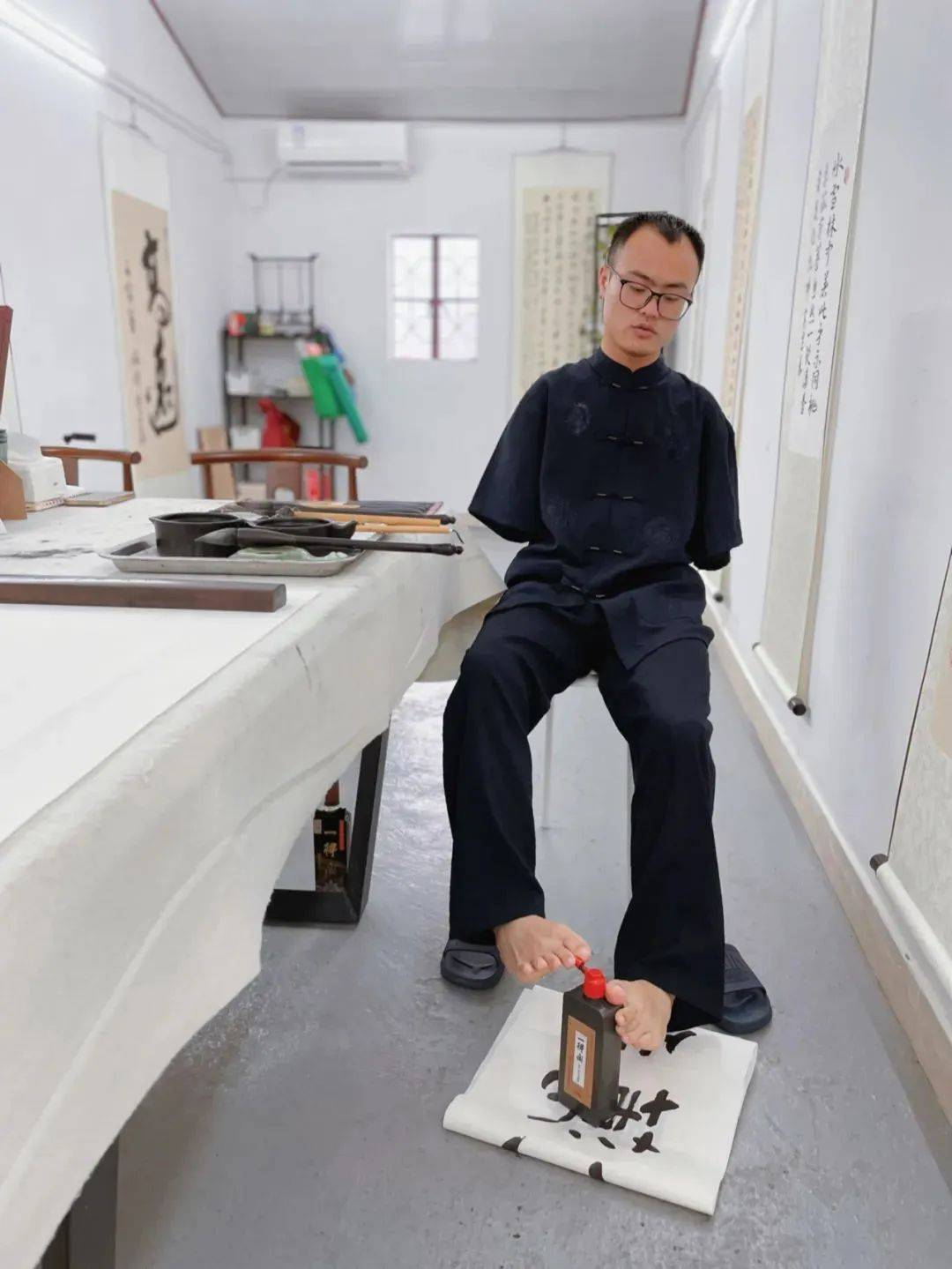 小伙失去双臂却成了书法大牛,他还想帮助更多人_何子龙_工作_直播