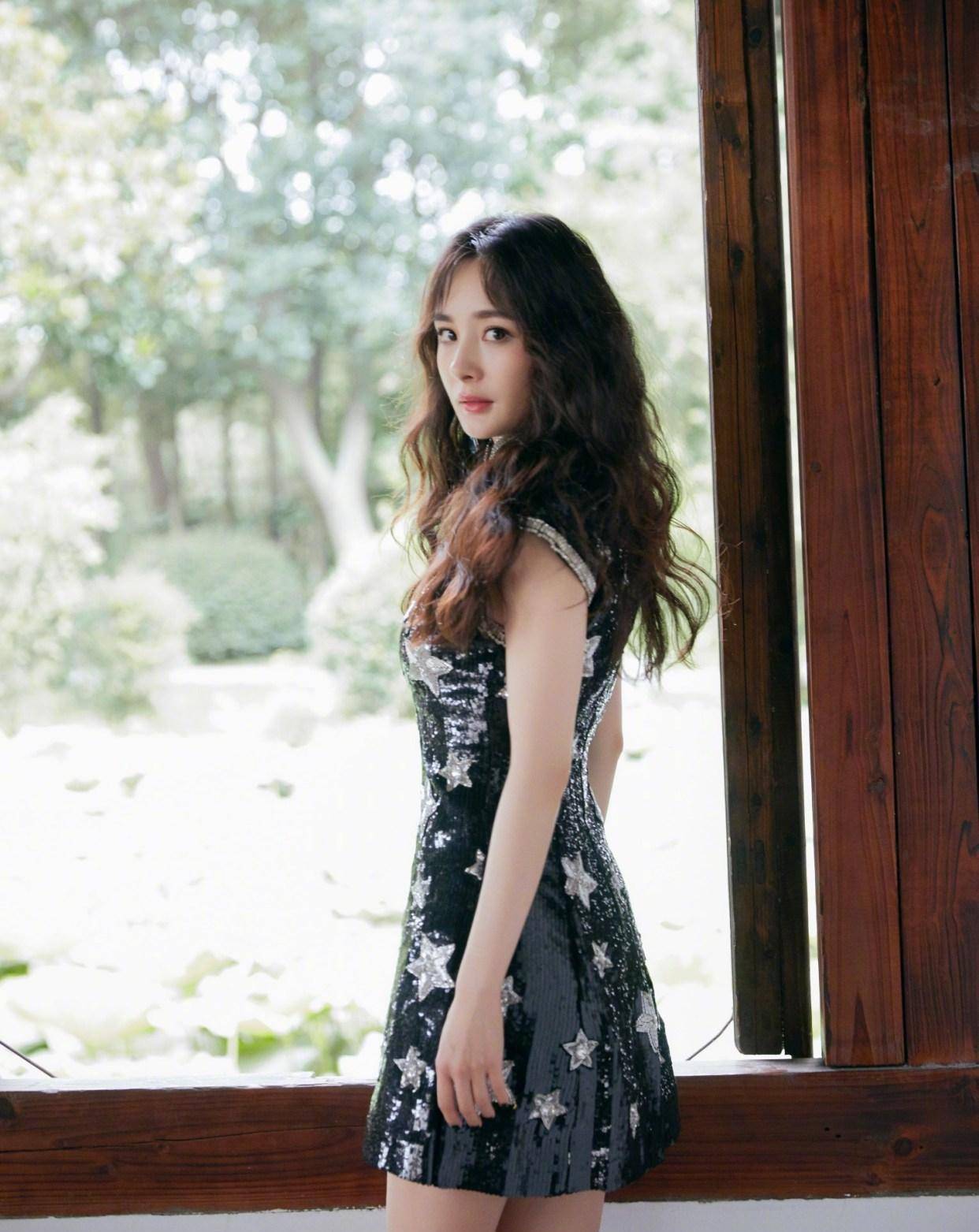 时尚达人杨幂,最爱的9个拍照姿势,参考起来拍照很漂亮_自然_镜头_道具