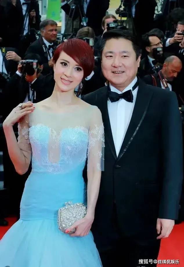 阔太太金巧巧和大5岁老公合体走红毯!