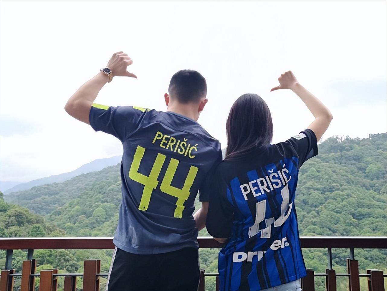 张馨予人格遭贬损,老公何捷将诋毁者告上法庭,曾改简介霸气护妻_周莉