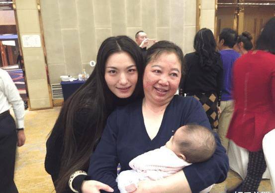 老戏骨王奎荣和娇妻饶芯语相差近40岁,结婚7年能否挺过7年之痒!