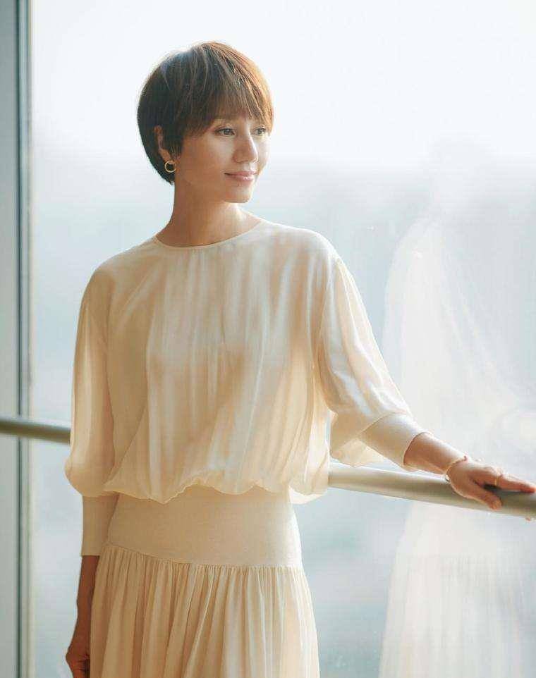 女人过了40岁,少穿"花"衣服,今年流行穿极简风,袁泉都爱了