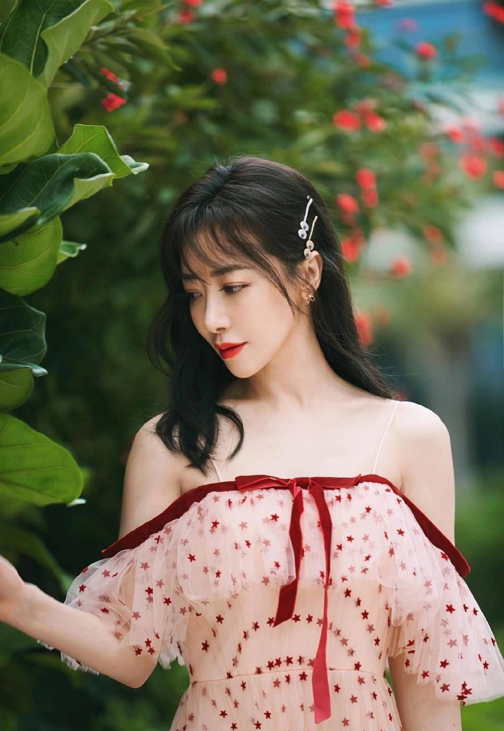 45岁陈紫函让人无地自容,大把年纪穿粉纱裙比00后还美,爱了_时尚_粉色