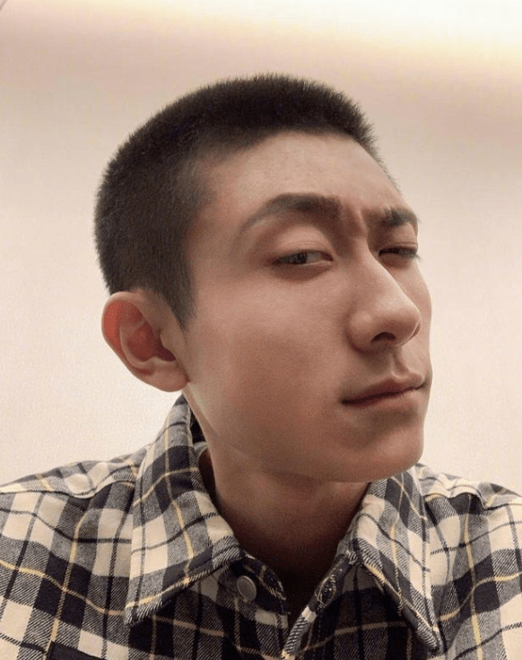 张一山风波后首次露面,在山里拍戏环境艰苦,素颜下皮肤蜡黄显老_影响