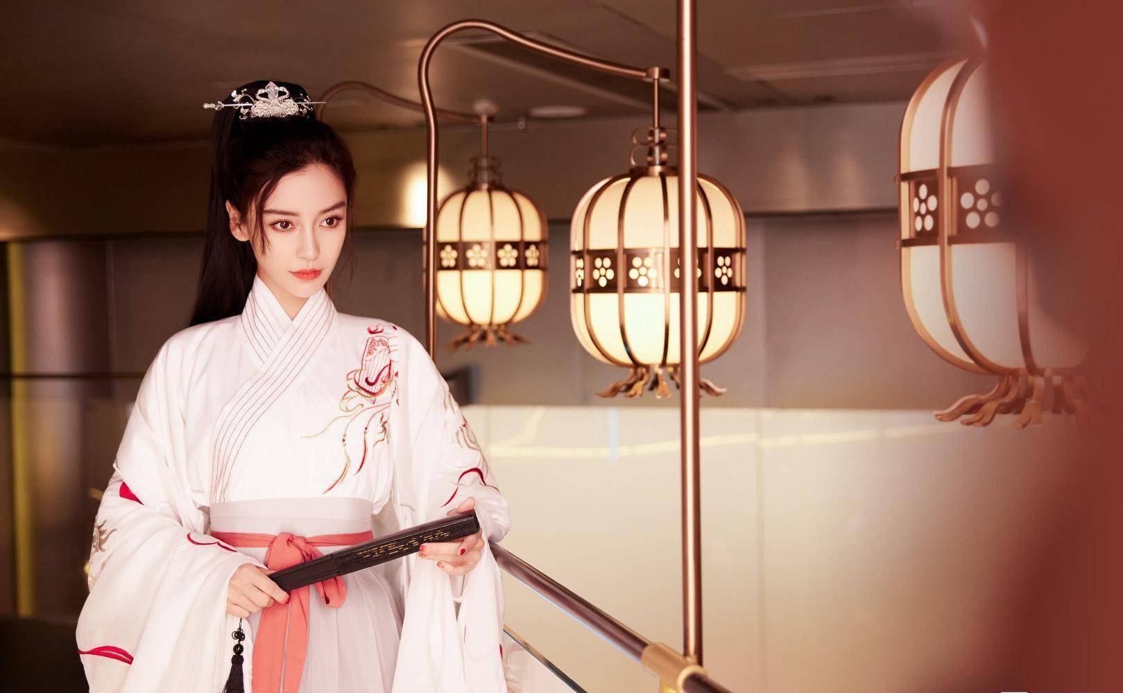 baby不愧是古装女神,穿上汉服也太美了,白衣飒飒,又帅又a_baby_发型