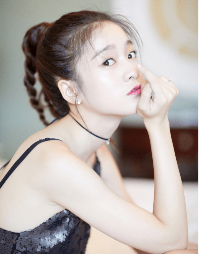 童星出道的张雪迎,穿衣风格也太好看了吧_黑色_表演_珠宝