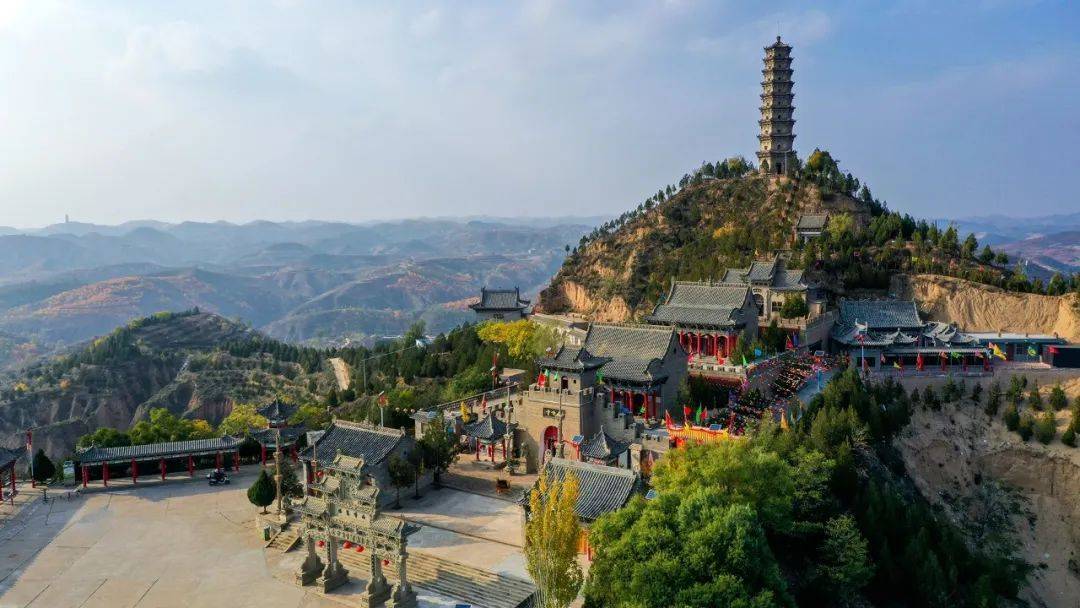 西峰寺山势高峻,地形特异,庙宇群居,是子洲"四大名山"之一.