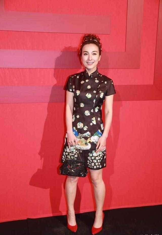 吴昕的品味一发不可收拾,穿黑色旗袍高雅精致,古典温婉太有气质_进行