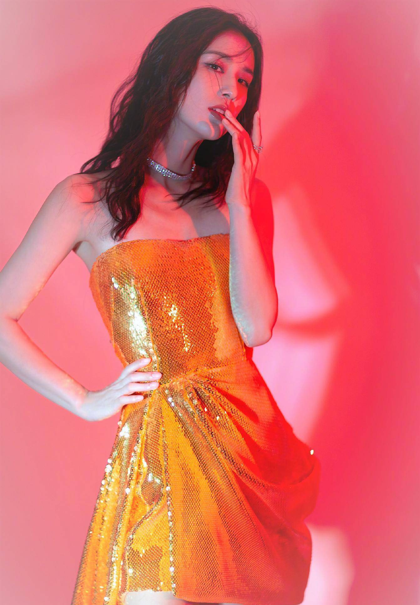 圈中一位资历比较深的女艺人,知名度还是非常高的,说起黄圣依的角色